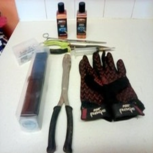 FOX PREDATOR GLOVE PLUS UNHOOKING TOOLS AND MORE
