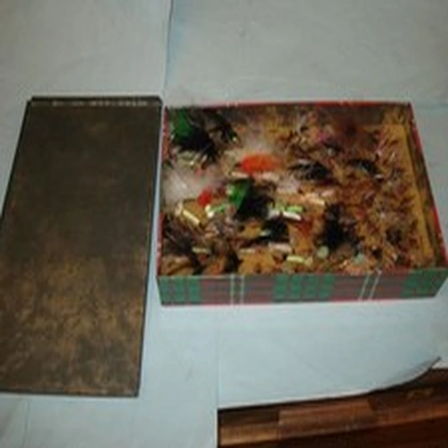OLD FISHERMANS BISCUIT TIN CONTAINING RES TROUT FLIES SOME USED SOME NOT