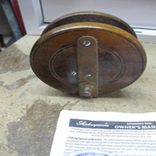 vintage fishing reel spinner style wooden with ratchet plus some modern line