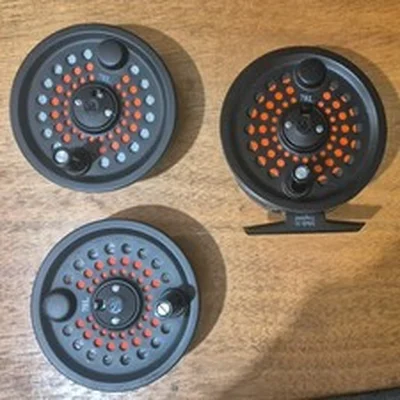 A SUPERB SCIENTIFIC ANGLERS SYSTEM 2 #7/8 FLY REEL WITH 2 SPARE SPOOLS WITH LINE