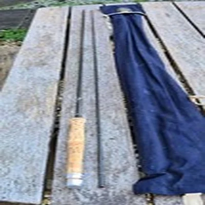 A FINE HARDY GRAPHITE 8FT FLY ROD IN VERY GOOD CONDITION RATED #6/7 HARDY BAG