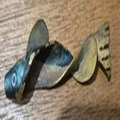 A VINTAGE GEENS 2 1/2 INCH SPIRIAL MINNOW IN USED CONDITION AS PICTURED