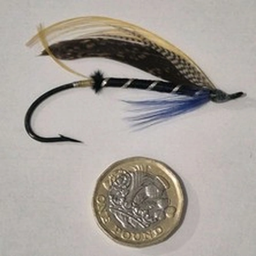 A STUNNING VINTAGE STEEL EYED SALMON FLY BEAUTIFUL COLLECTORS CONDITION 6/0