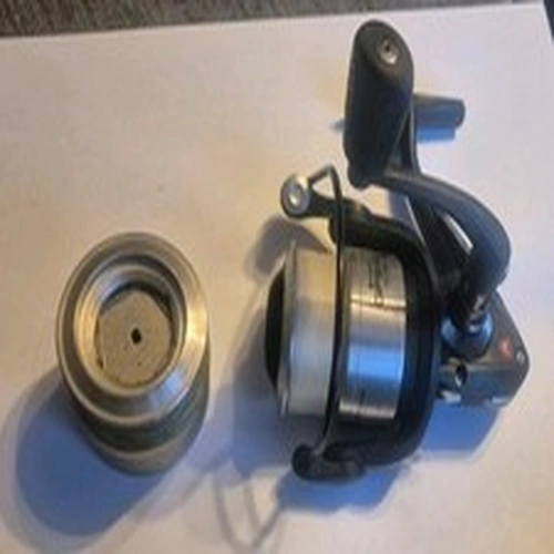 A GOOD GREYS GFS 40 FIXED SPOOL REEL WITH SPARE SPOOL 1 BRAID 1 MONO 10 BEARINGS