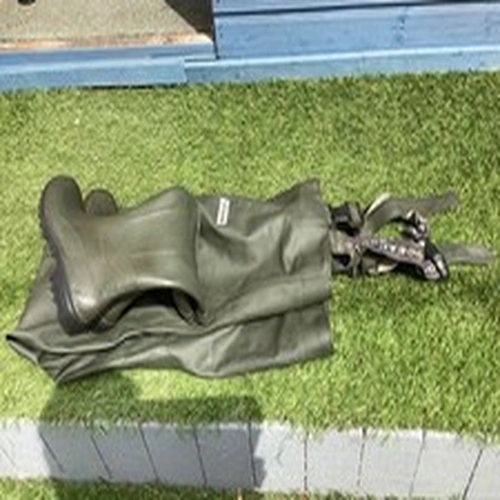 Ocean chest waders size 5  1 lady owner.