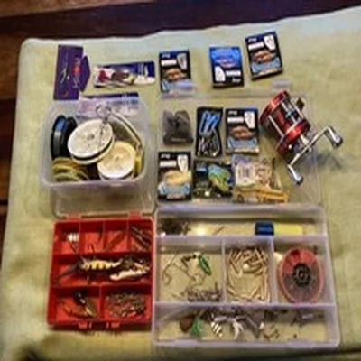 A JOB LOT OF VARIOUS FISHING ACCESSORIES WITH BOXES AND REEL
