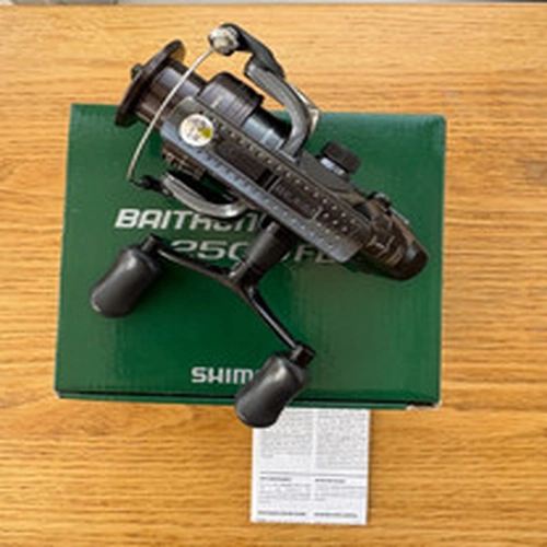 Shimano Baitrunner DL 2500FB Reel. Excellent hardly used condition.