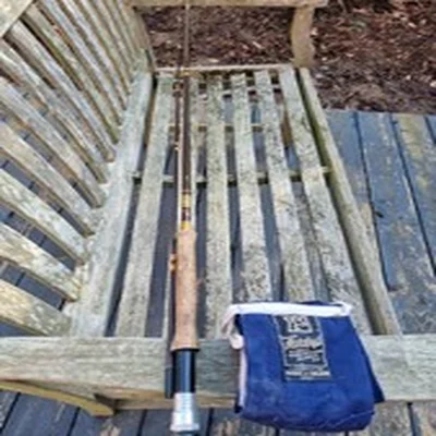 A FINE HARDY GRAPHITE 8 1/2 FT FLY ROD IN GOOD CONDITION RATED #6 HARDY BAG