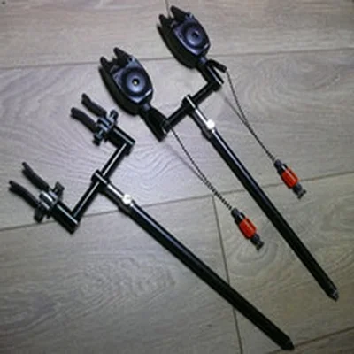 Fox bite alarms & Red Advanta bobbins on 2 rod buzz bars+banksticks. Carp set up