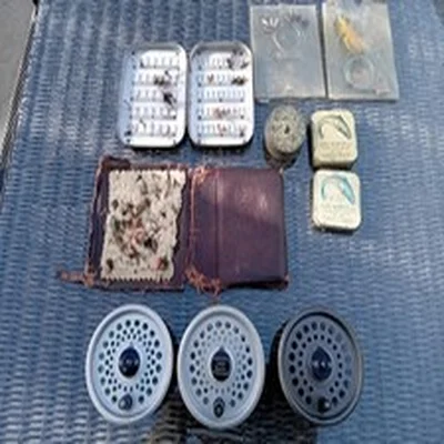 FLY FISHING TACKLE VINTAGE JOBLOT REELS ALLOY FLY BOX AND FLIES.