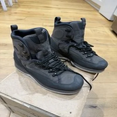 Simms Wading boots Size 5  In excellent condition. 