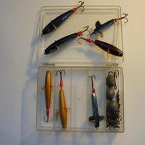 Vintage fishing lures, x7,in a 5 compartmet MYRAN Box.