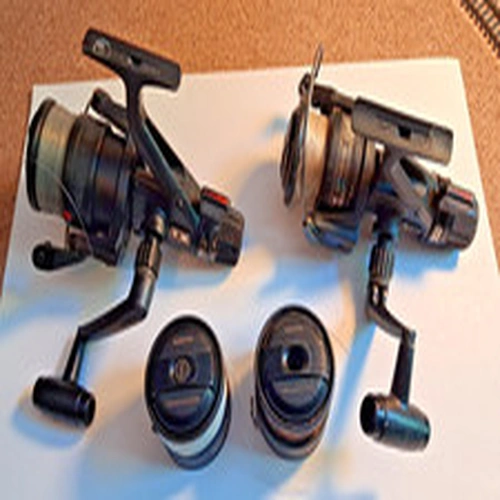 TWO SHIMANO CARBOMATIC GT 4000 GRAPHITE TITANIUM FISHING REELS WITH SPARE SPOOLS