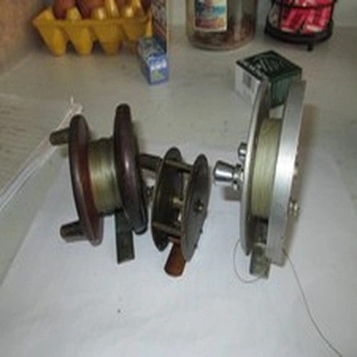 3 vintage unbranded fishing reels. 1 has no reel on.