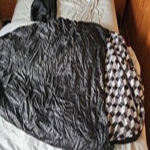 Sleeping Bag. Very Roomy. Gelert Sleeping Pod. 210cm x 105. 1.7kg. 2/3 Season