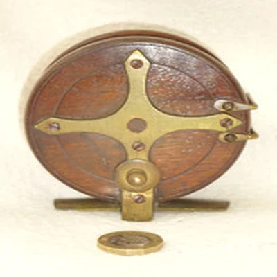 EXCELLENT 3.25" MAHOGANY & BRASS STARBACK CENTREPIN. WITH RATCHET & LINE GUIDE.