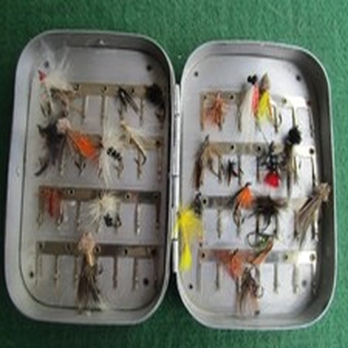 VINTAGE WHEATLEY LOGO TRIANGLE ON  FLY TIN WITH 26 DRY FLIES