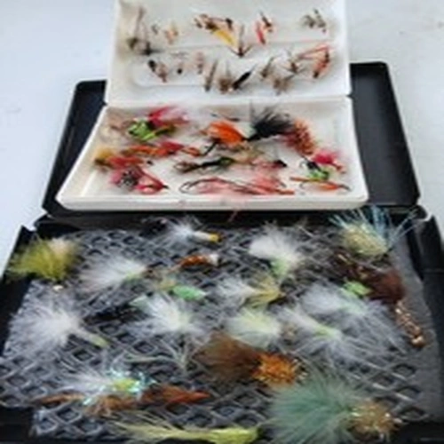GOOD SELECTION  OF FISHING FLIES (20F)