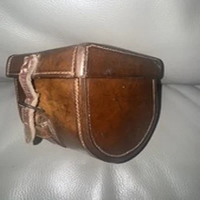 A VINTAGE ANTIQUE D BLOCK LEATHER FISHING REEL CASE SALMON 