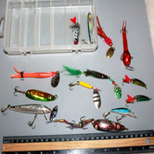 14 VARIOUS FISHING LURES / SPINNERS & BAHCO PLASTIC LURE BOX - PIKE / PERCH Etc
