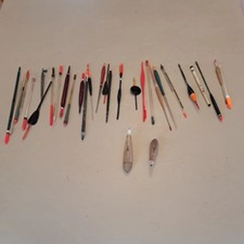 30 fishing floats in different styles and sizes