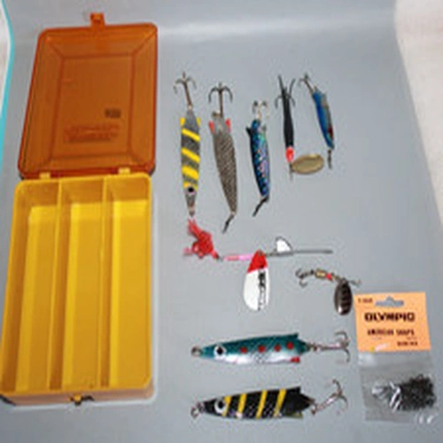 SNOWBEE LURE FISHING CASE & SELECTION VARIOUS LURES - MOSTLY TOBY LURES