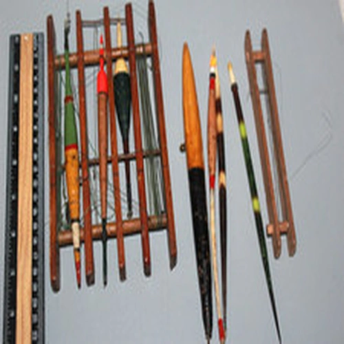 2 VINTAGE WOODEN TACKLE WINDERS 1x SINGLE 1x 4 SECTION & SOME OLD FLOATS