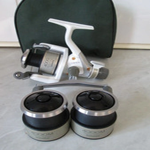 SHIMANO STRADIC 4000GTM REEL+ 2 S/SPOOLS  IN GREAT CONDITION. ( MADE IN JAPAN )