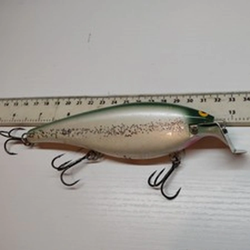 RARE,TOP QUALITY,OLD SCHOOL,SAURUS- YORUMARU SHAD 170F-- BASS,PIKE, FISHING LURE