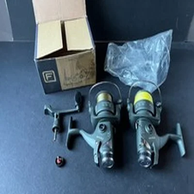 2 Boxed Fluke FS430 Bait runner Fixed Spool Fishing Reels, 1 Handle
