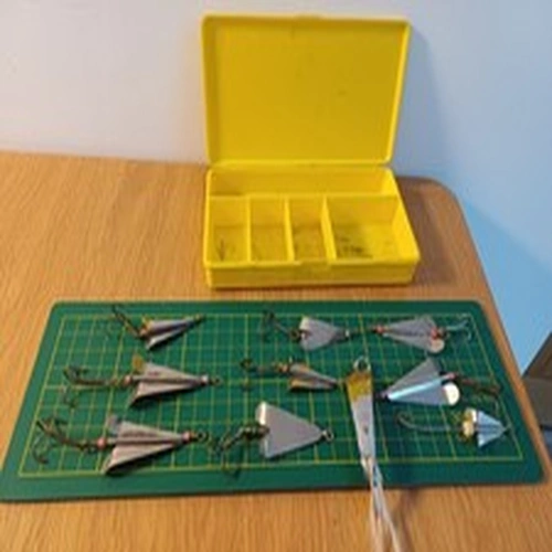 HARD TO FIND SEA MEPPS SIZE 3 LURE & 9 VINTAGE MACKERAL SPINNERS IN CASE