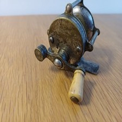VINTAGE TINY BAIT CASTING REEL-DIAM. 1.5”, 40YD LINE CAPACITY