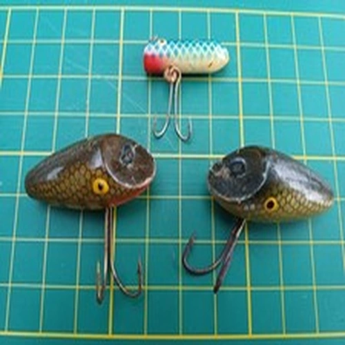 PAIR OF VINTAGE SOUTH-BEND, KETCH-ORENO PLUG LURES & ANOTHER SIMILAR LURE