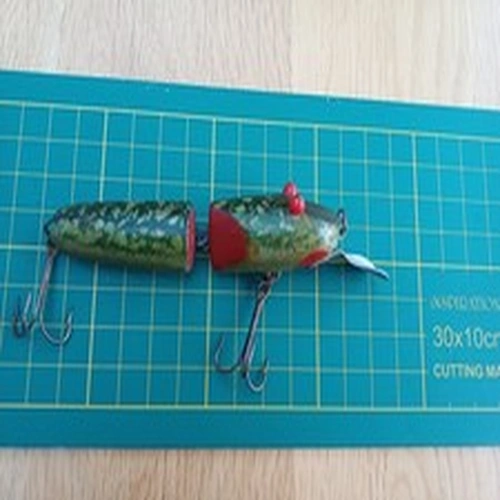 INTERESTING VINTAGE JOINTED PLUG LURE WITH BULBOUS EYES