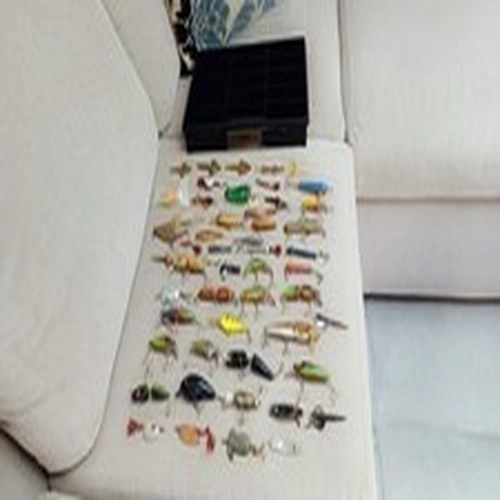 LARGE LURE BOX FULL OF VINTAGE & MODERN PLUGS & PIKE LURES INCLUDING FROG
