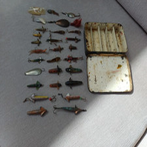 OLD LURE BOX CONTAINING 28 VINTAGE LURES INCL.4 MARKED HARDY