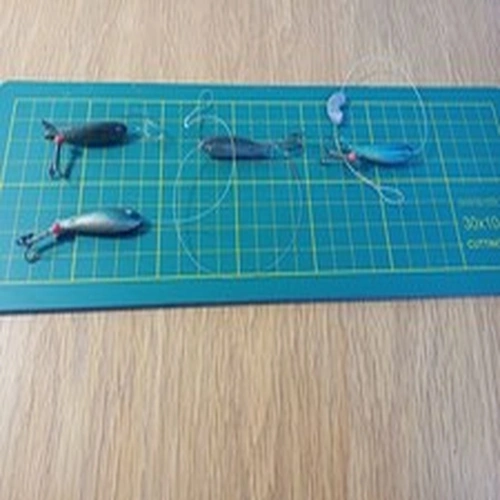 4 HARD TO FIND VINTAGE GUTTA-PERCHA FLY ROD LURES WITH TRACES