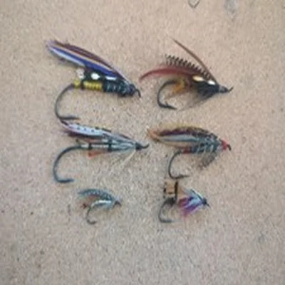 JOB LOT OF SIX VINTAGE METAL EYED SALMON FLIES, SIZES 5/0 TO 8