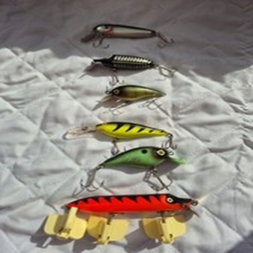 6 Fishing Lures Various Sizes