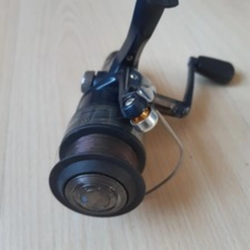 daiwa sweepfire 2550 fishing reel, needs a good service turns nice 