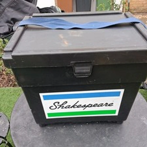 Shakespeare Nova Seatbox. No holes from Octoplus. Travelling light- sea fishing.