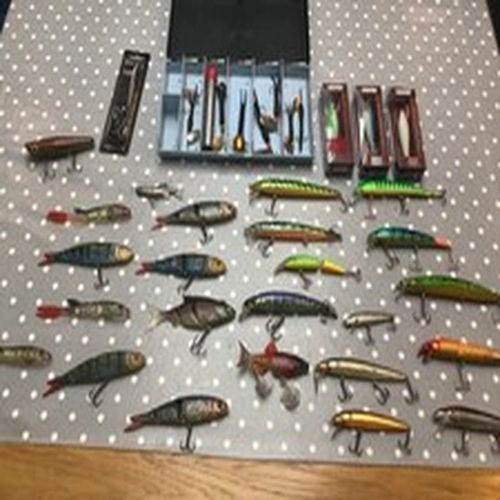 Huge joblot of 34 vintage lures in very good condition