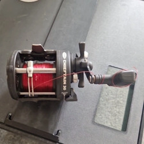 Fladen Chieftain 30 Fishing Reel 30lb 295yd Gear Ratio 3.8:1 Black Red